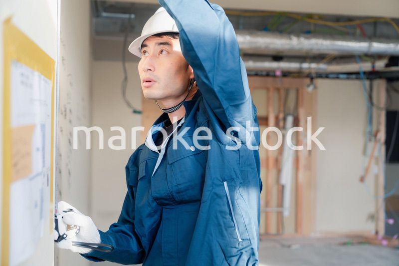 建設現場で採寸をする大工さん