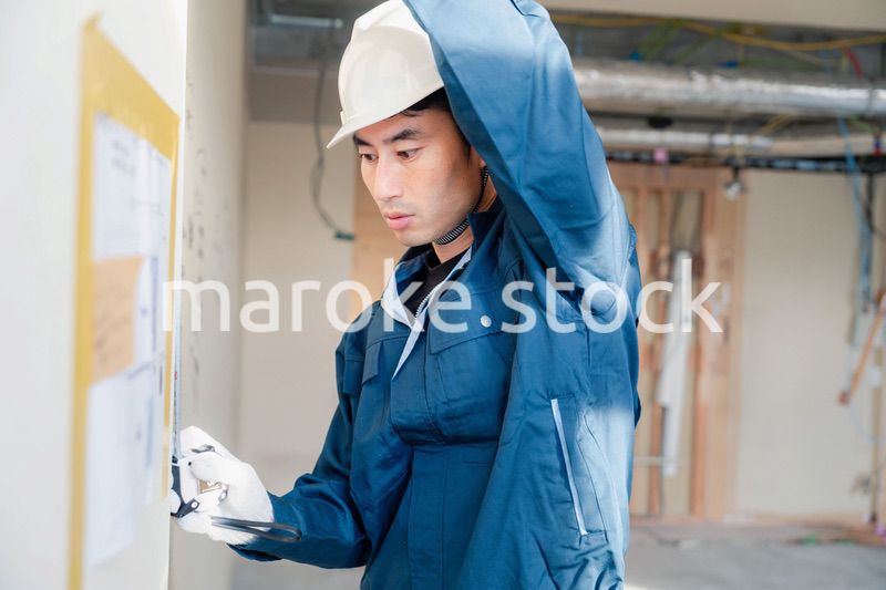 建設現場で採寸をする大工さん