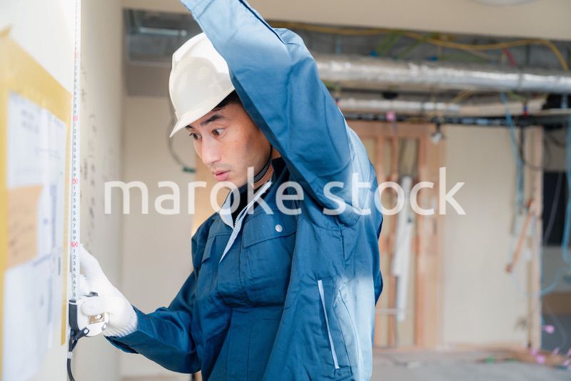 建設現場で採寸をする大工さん
