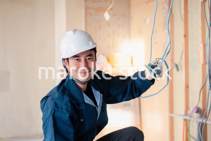建築現場で配線工事をする電気工事士