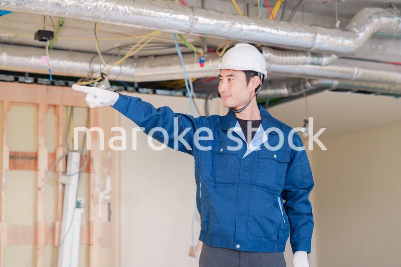 指差しをして安全確認をする男性の建築作業員