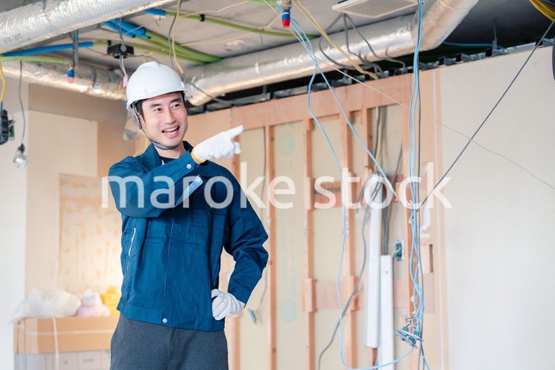 指差しをして安全確認をする男性の建築作業員