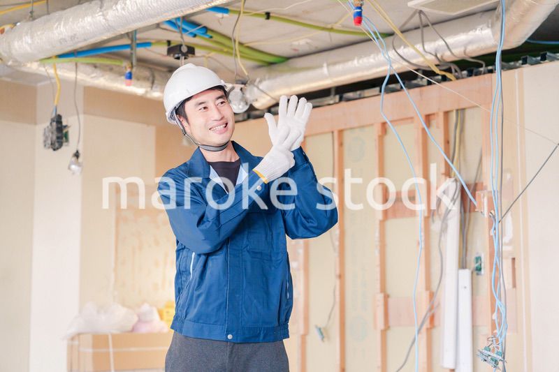 工事現場で楽しく働く職人の男性