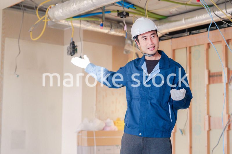 工事現場で楽しく働く職人の男性