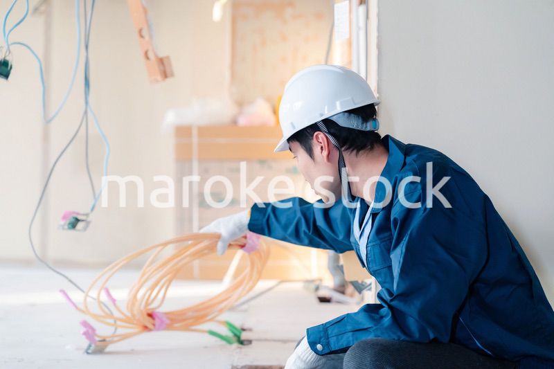 床暖房の施工をする男性の職人