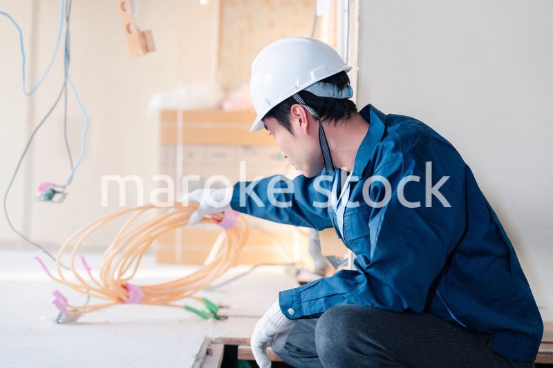 床暖房の施工をする男性の職人