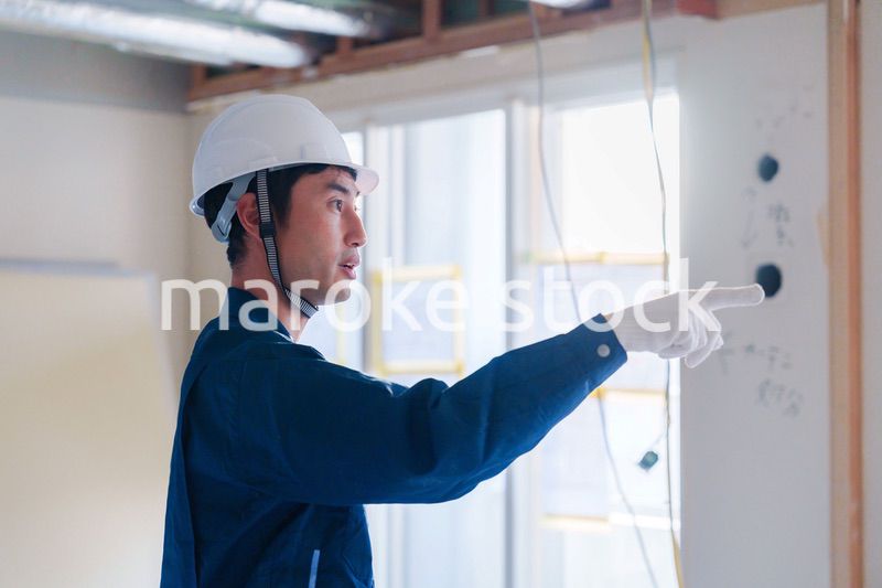 工事現場で楽しく働く職人の男性