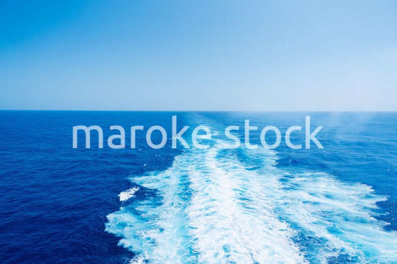 波しぶきを上げて航海をする大型船