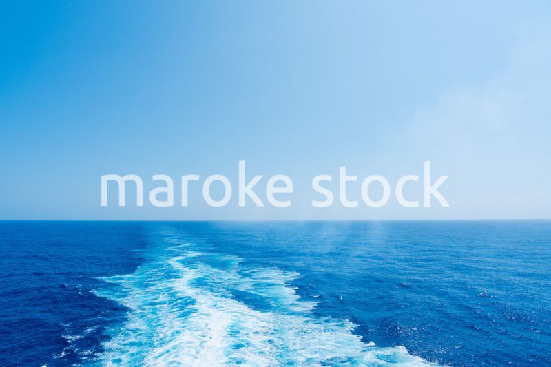 波しぶきを上げて航海をする大型船