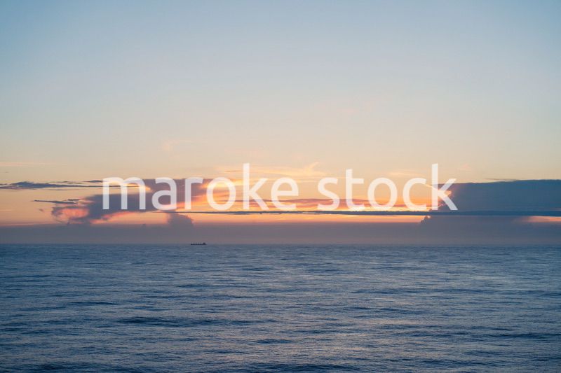 大海原を航海する貨物船