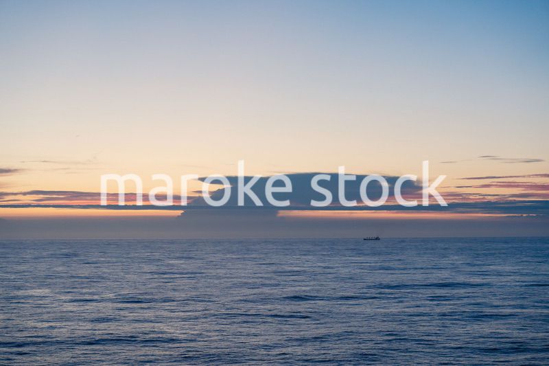 大海原を航海する貨物船