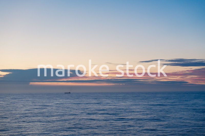 大海原を航海する貨物船