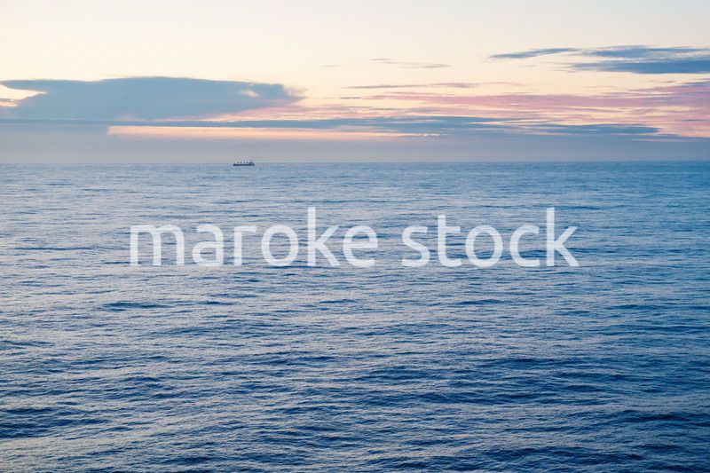 大海原を航海する貨物船