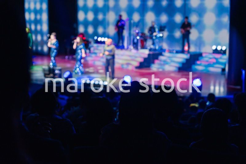 ホールでライブパフォーマンスを鑑賞する客