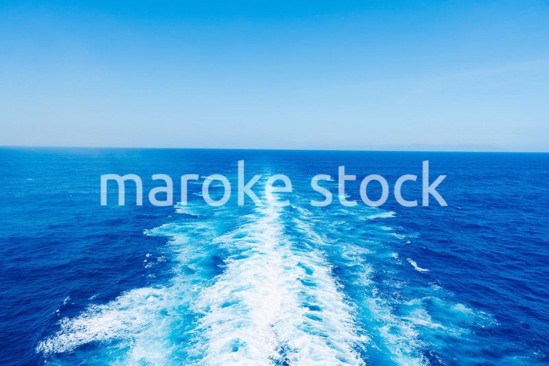 波しぶきを上げて航海をする大型船