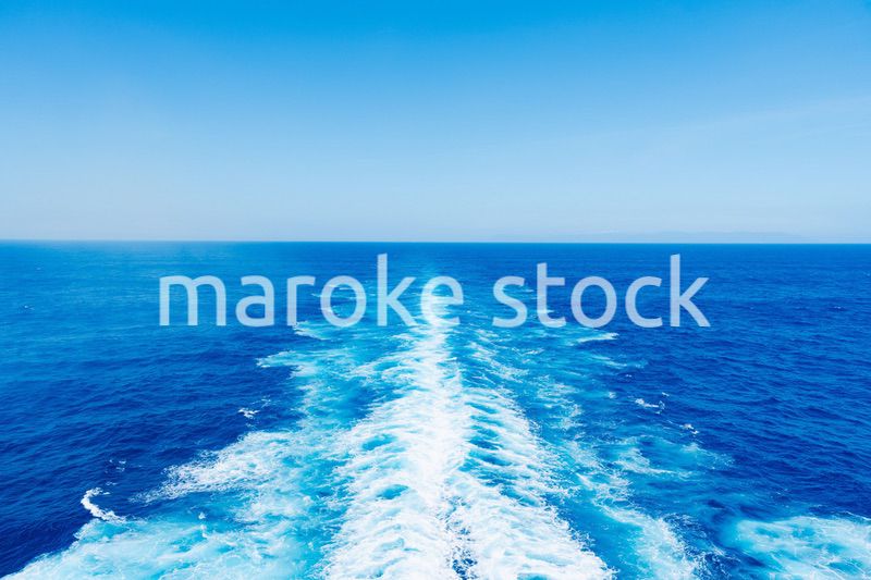 波しぶきを上げて航海をする大型船