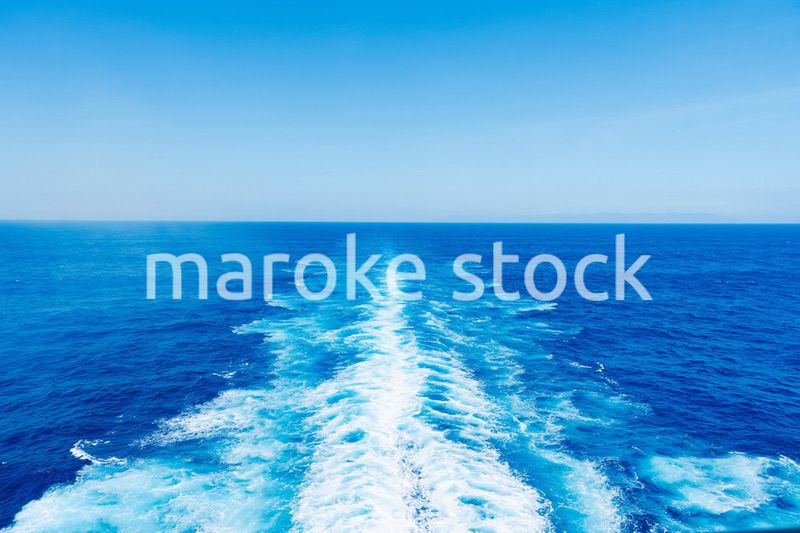 波しぶきを上げて航海をする大型船