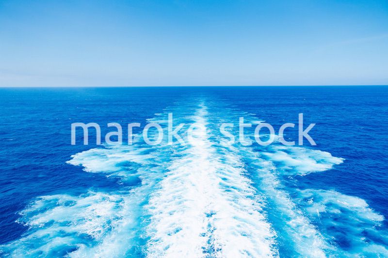 波しぶきを上げて航海をする大型船