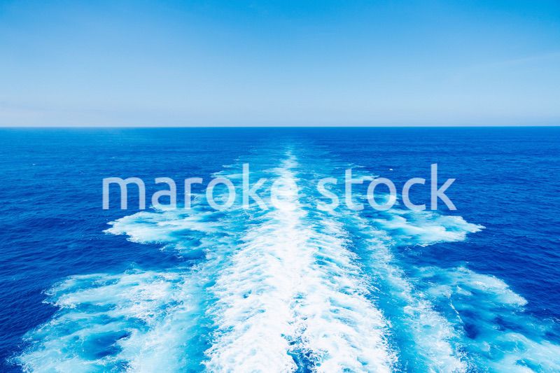 波しぶきを上げて航海をする大型船