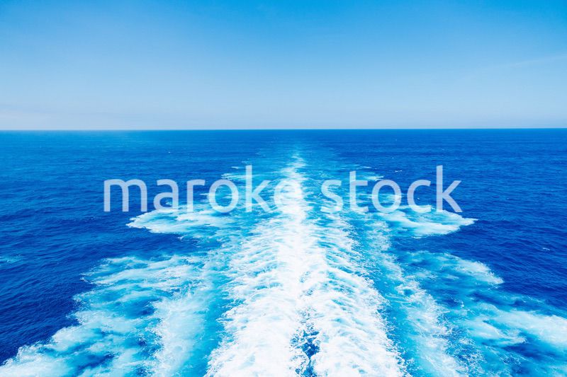 波しぶきを上げて航海をする大型船