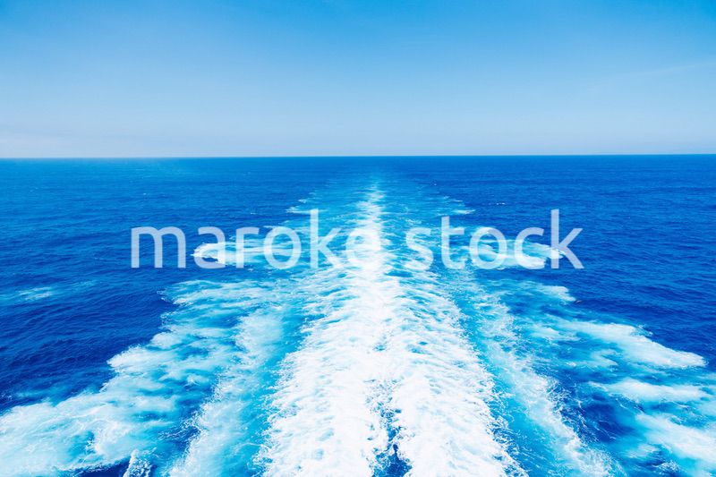 波しぶきを上げて航海をする大型船