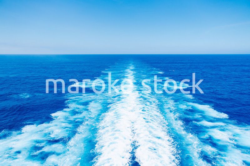 波しぶきを上げて航海をする大型船