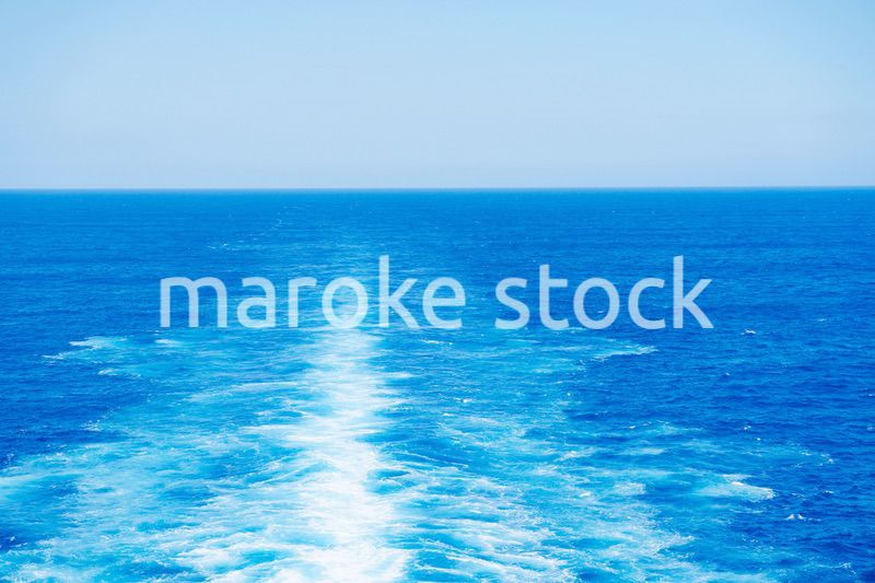 波しぶきを上げて航海をする大型船