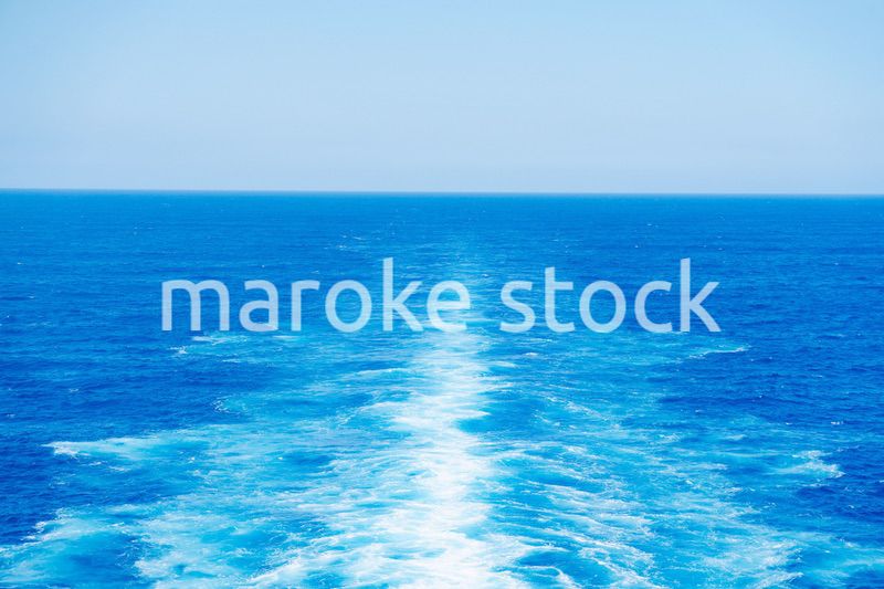 波しぶきを上げて航海をする大型船