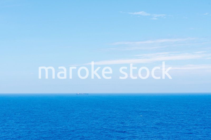 大洋を航海する船