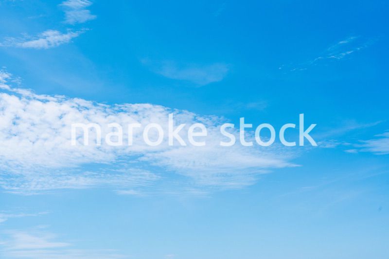 雲が流れる晴れの日の青空