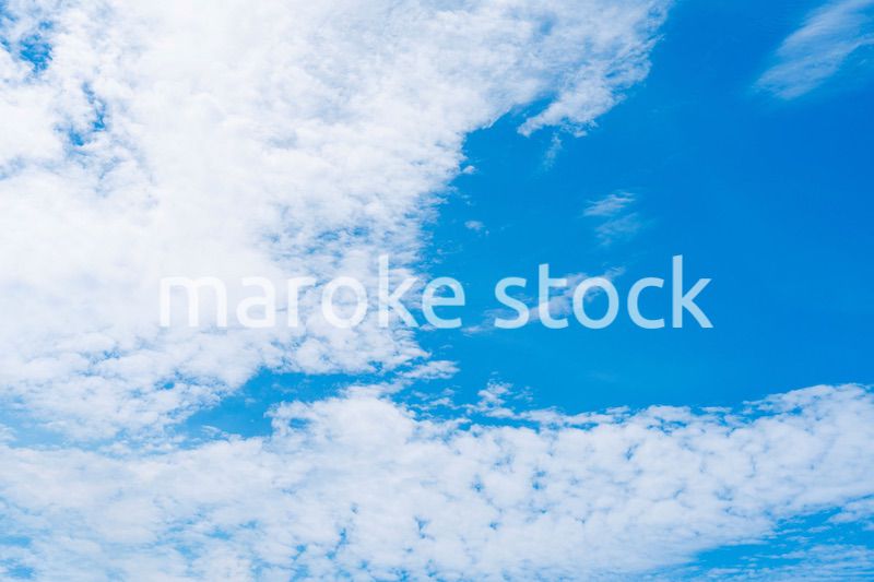 雲が流れる晴れの日の青空
