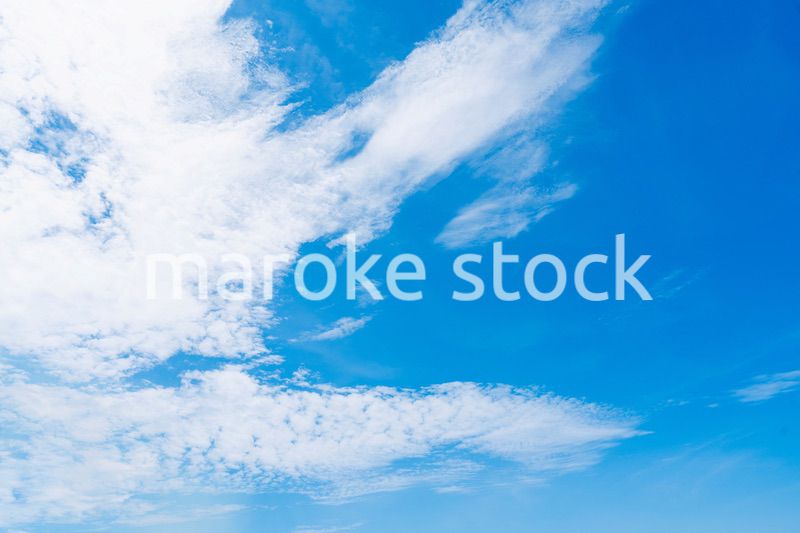 雲が流れる晴れの日の青空