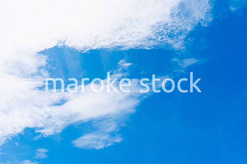 雲が流れる晴れの日の青空