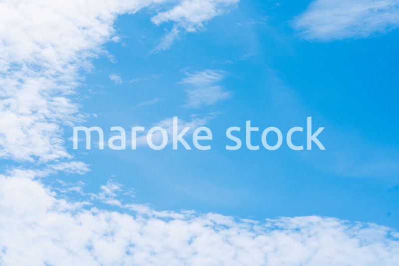 雲が流れる晴れの日の青空