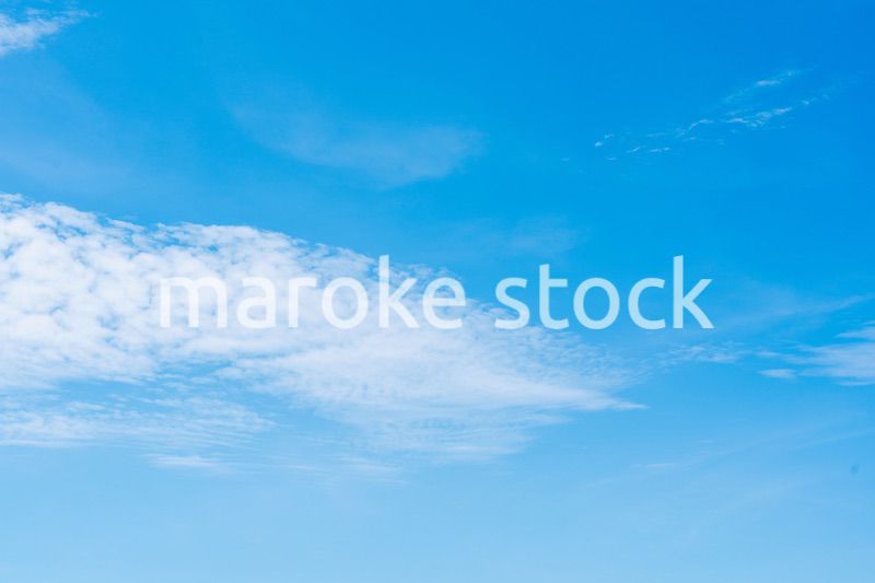 雲が流れる晴れの日の青空