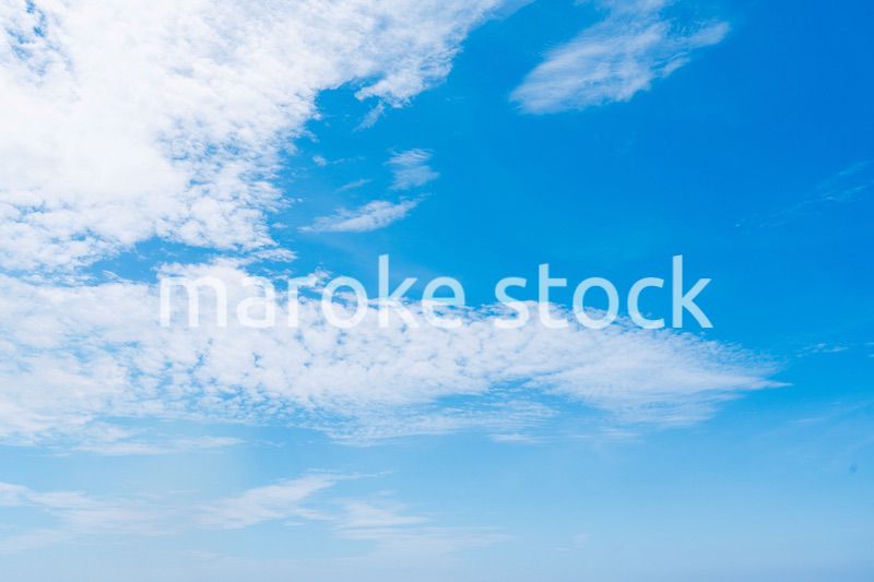 雲が流れる晴れの日の青空