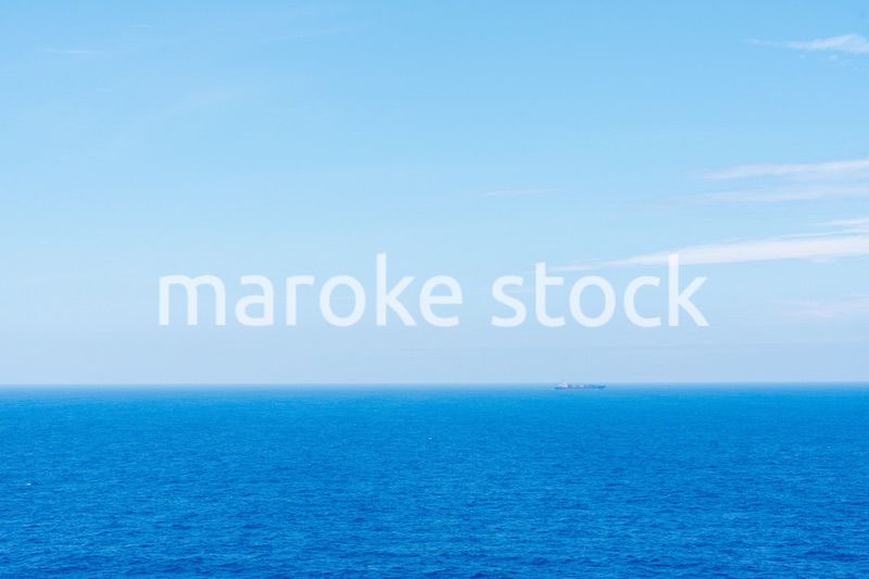 大洋を航海する船