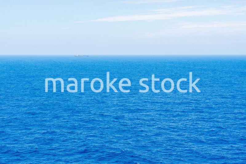 大洋を航海する船