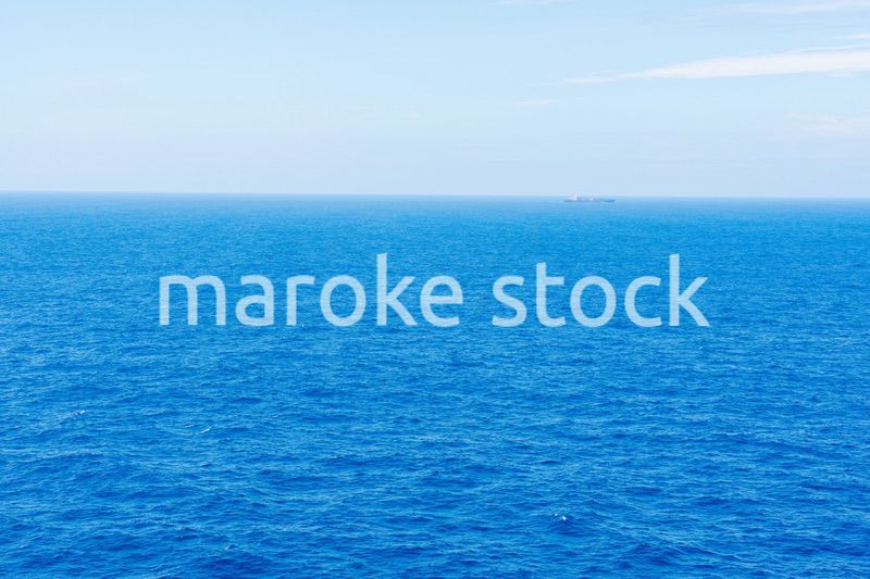 大洋を航海する船