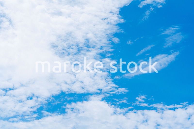 雲が流れる晴れの日の青空