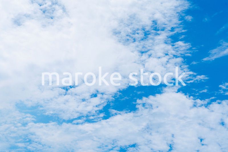 雲が流れる晴れの日の青空