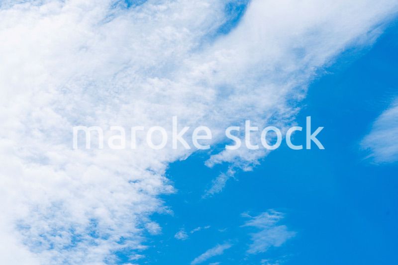 雲が流れる晴れの日の青空
