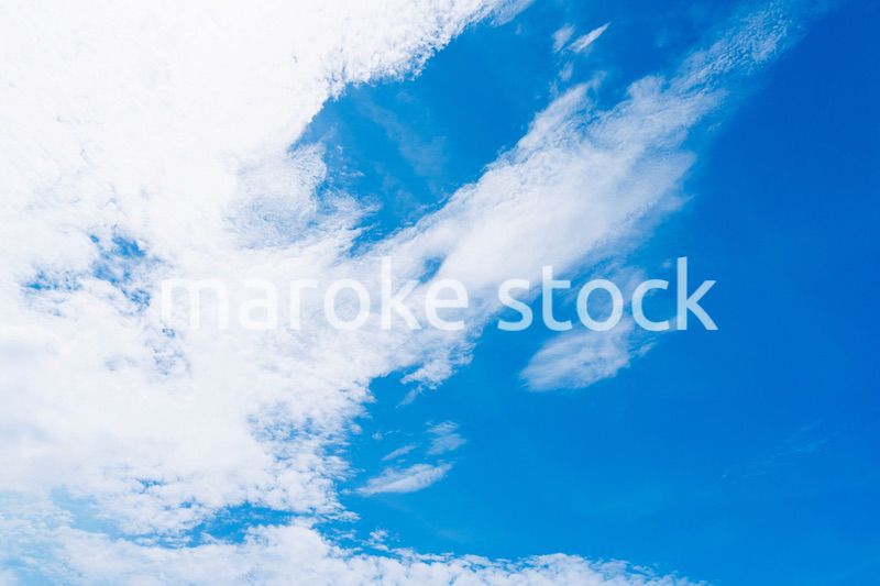 雲が流れる晴れの日の青空