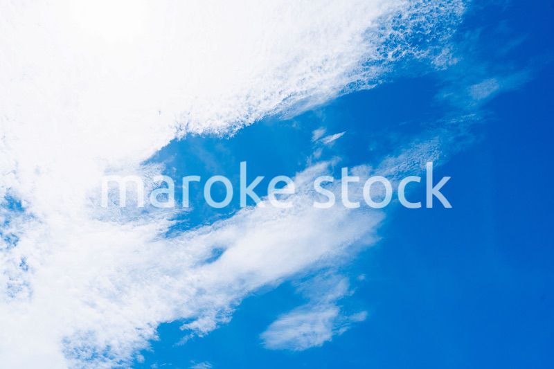 雲が流れる晴れの日の青空