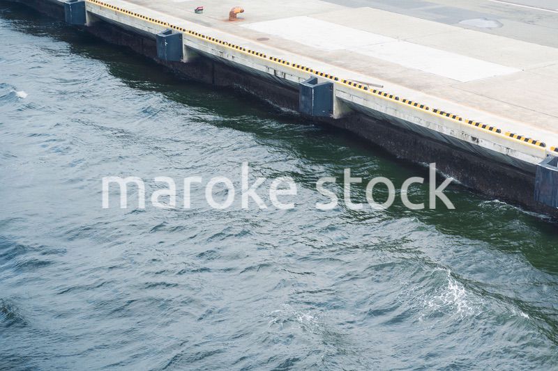 大型船が接岸する港