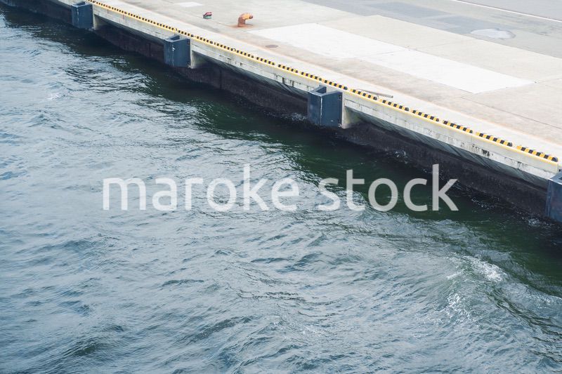 大型船が接岸する港