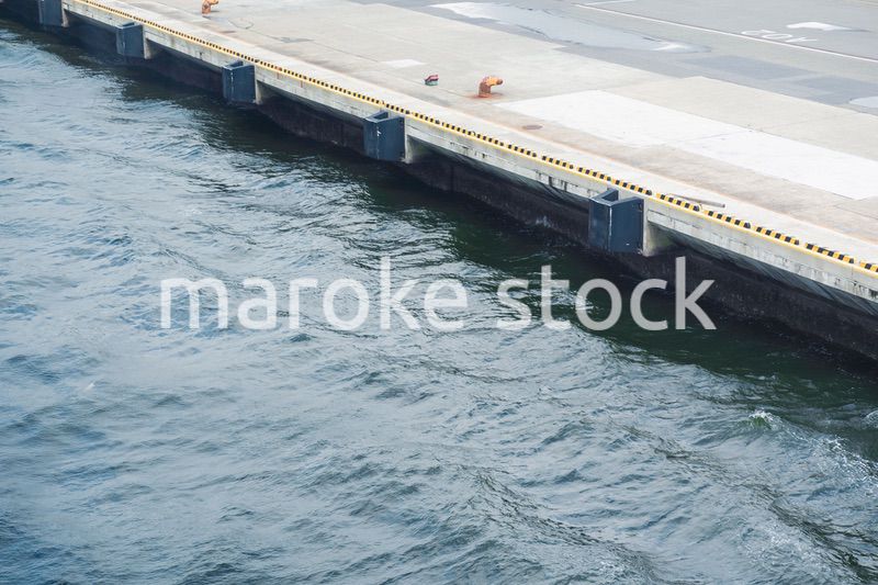 大型船が接岸する港