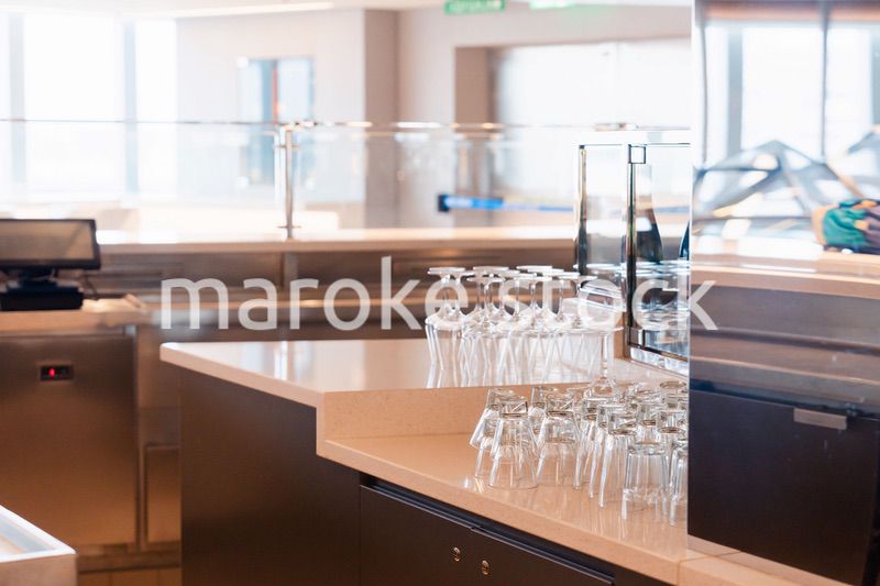 グラスが並ぶ素敵な雰囲気のバー