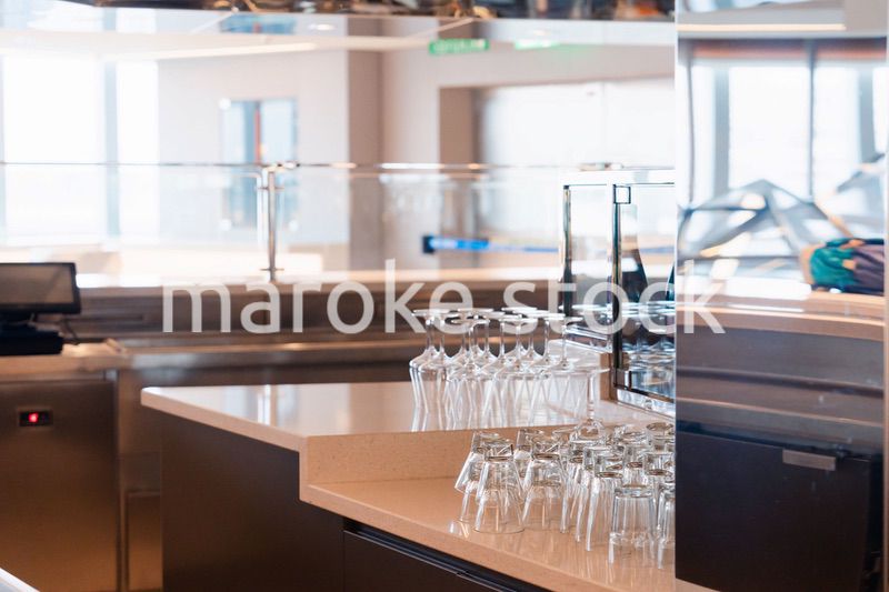 グラスが並ぶ素敵な雰囲気のバー