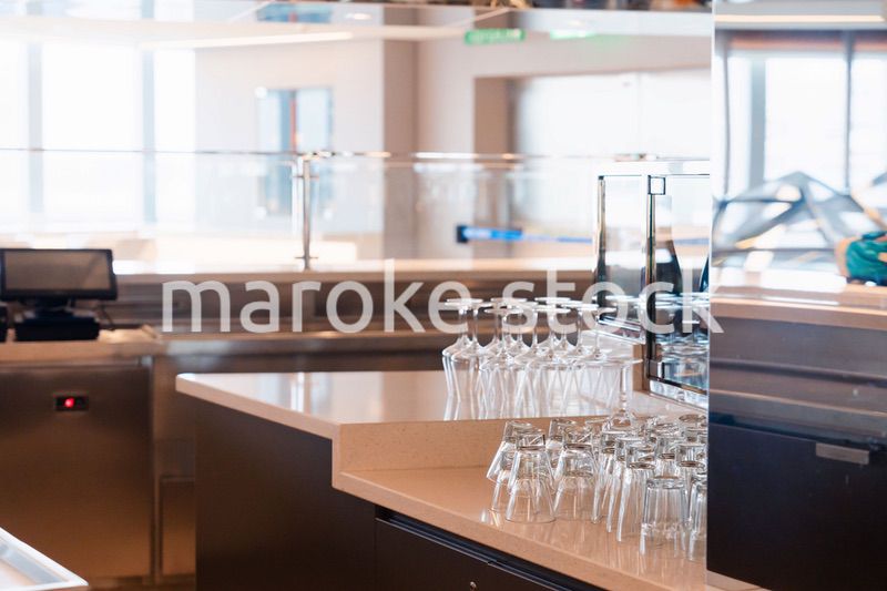 グラスが並ぶ素敵な雰囲気のバー